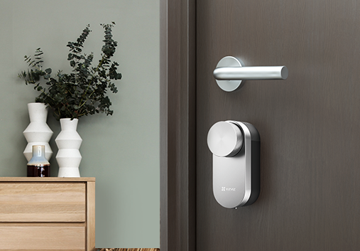 EZVIZ DL01 Pro smart lock sur porte d'entrée