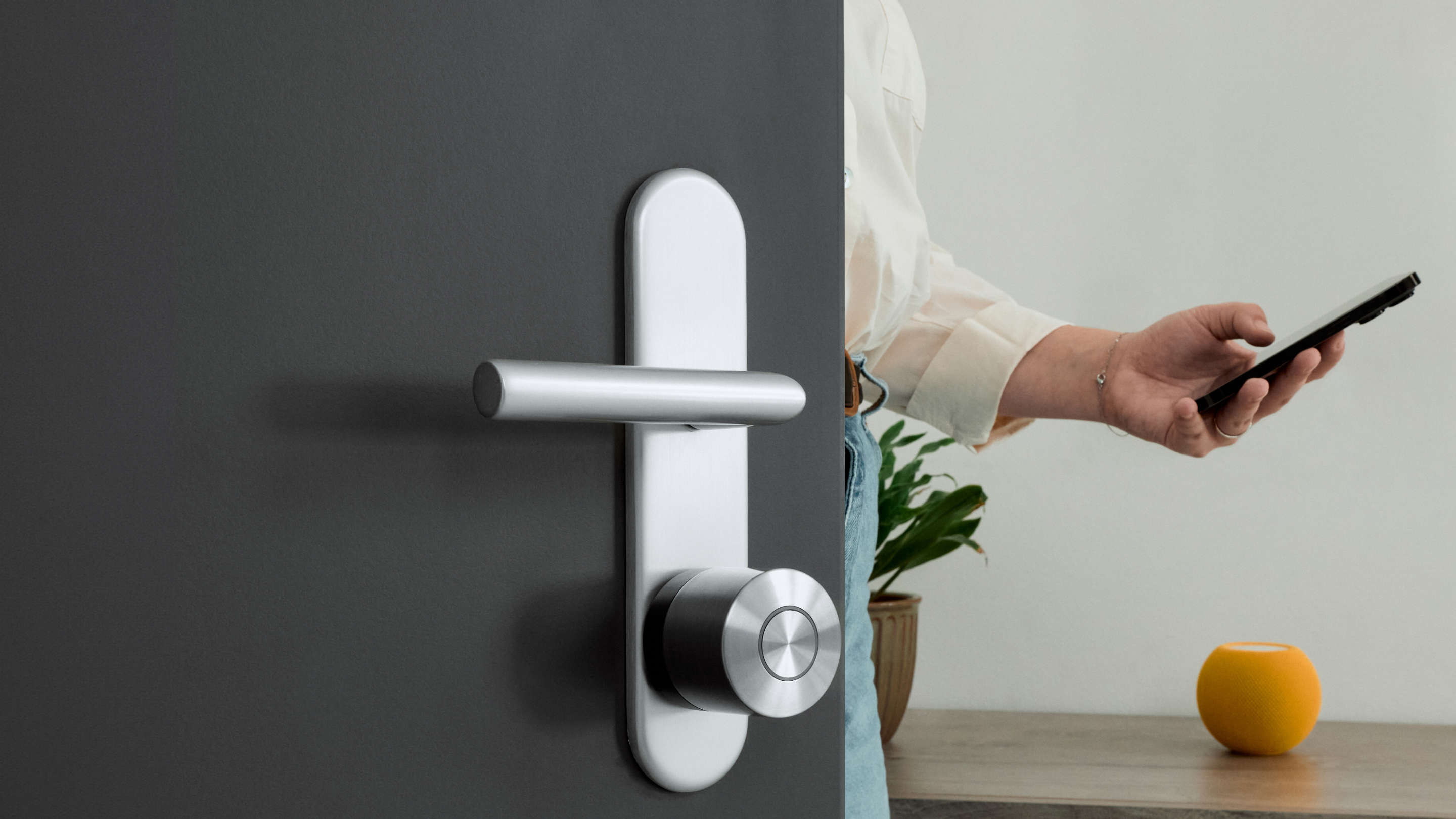Nuki Smart Lock Ultra installée sur une porte d'entrée