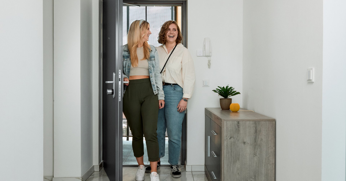 Smart lock : une personne ouvre sa porte connectée avec son smartphone