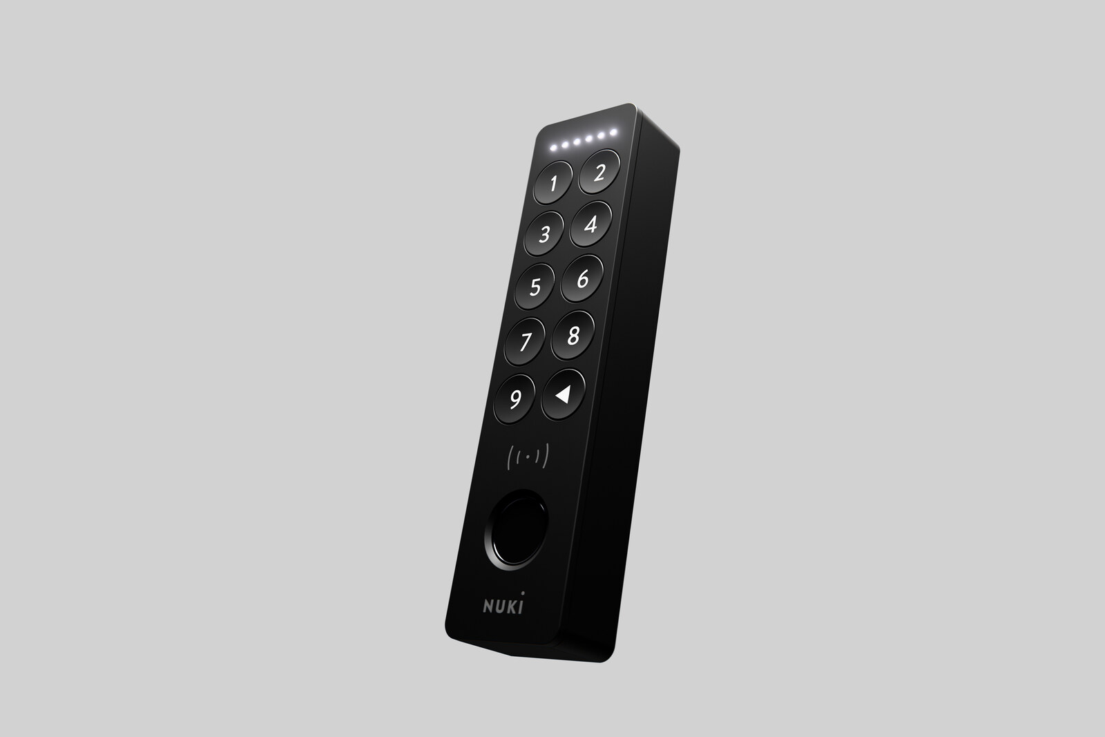 Nuki Keypad 2 NFC installé sur une porte d'entrée, vue produit