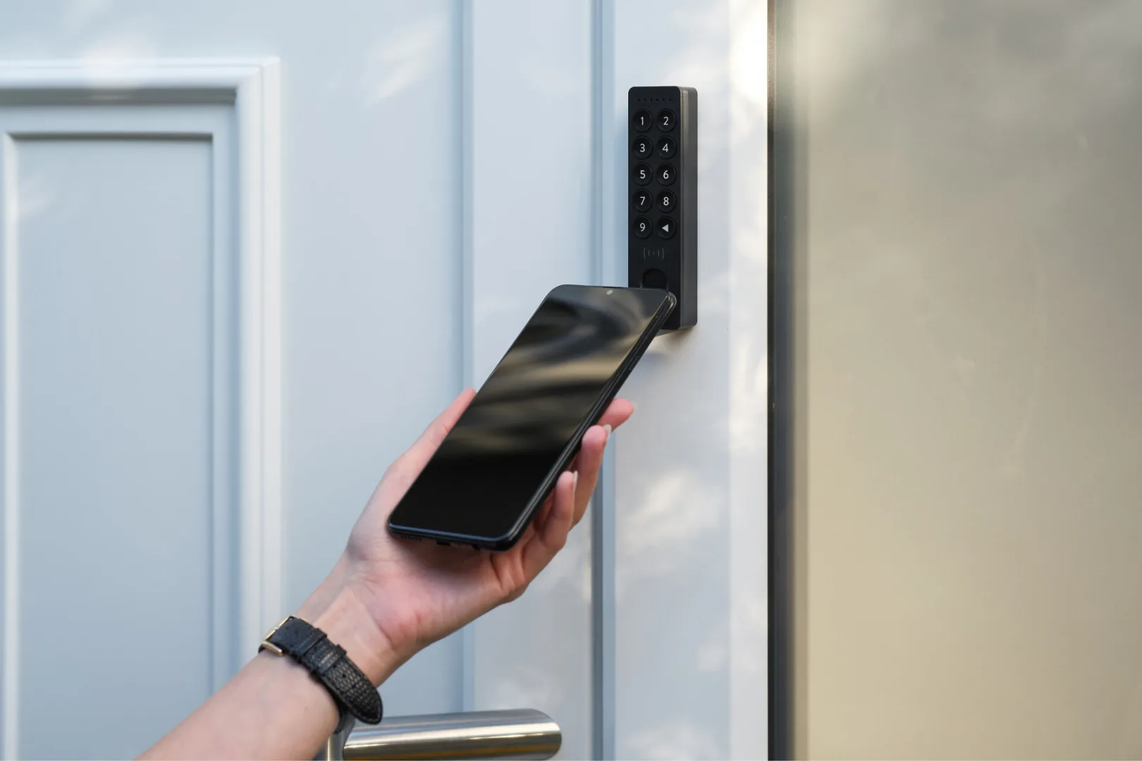 Nuki Smart Module installé dans une porte d'entrée, totalement invisible — crédit Nuki