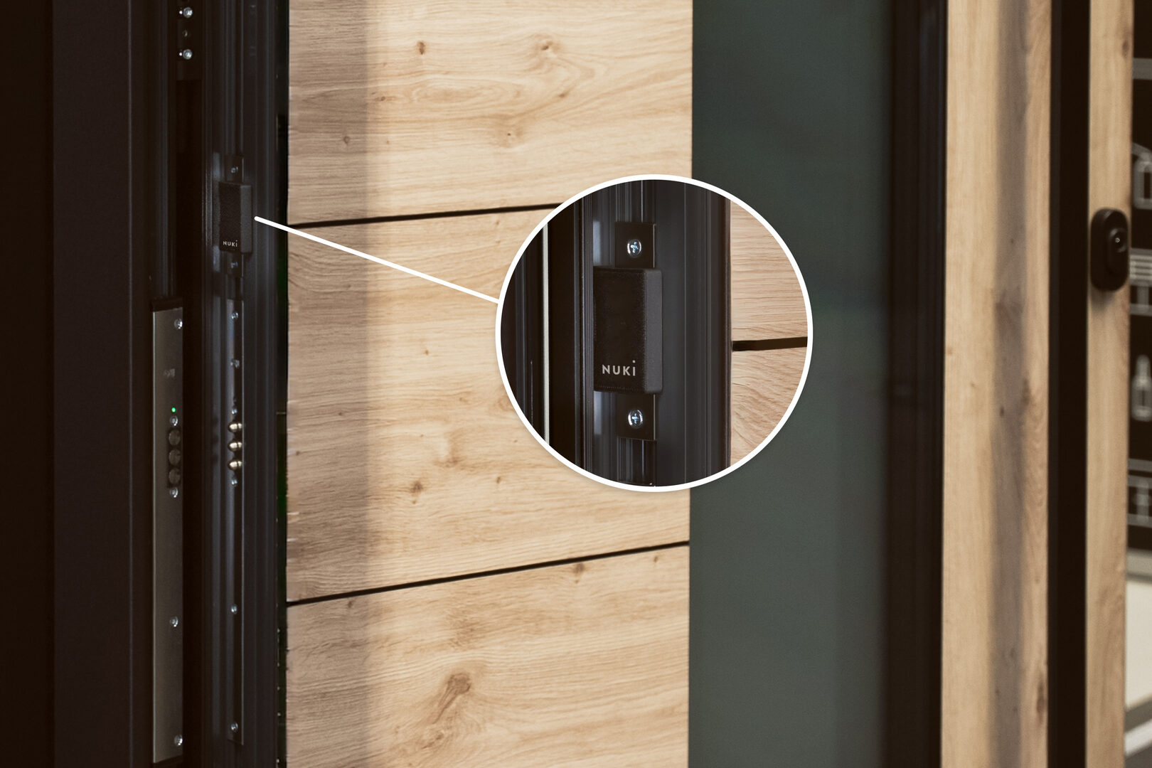 Vue rapprochée du Nuki Smart Module intégré dans une porte électromécanique — crédit Nuki