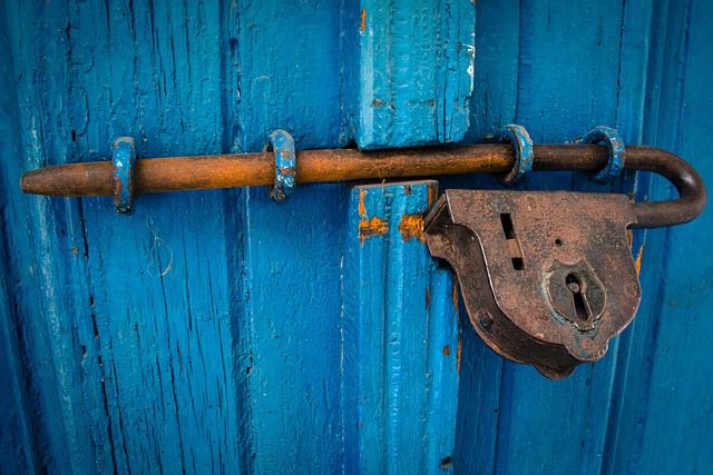 Comment installer une serrure sur une porte en bois ?