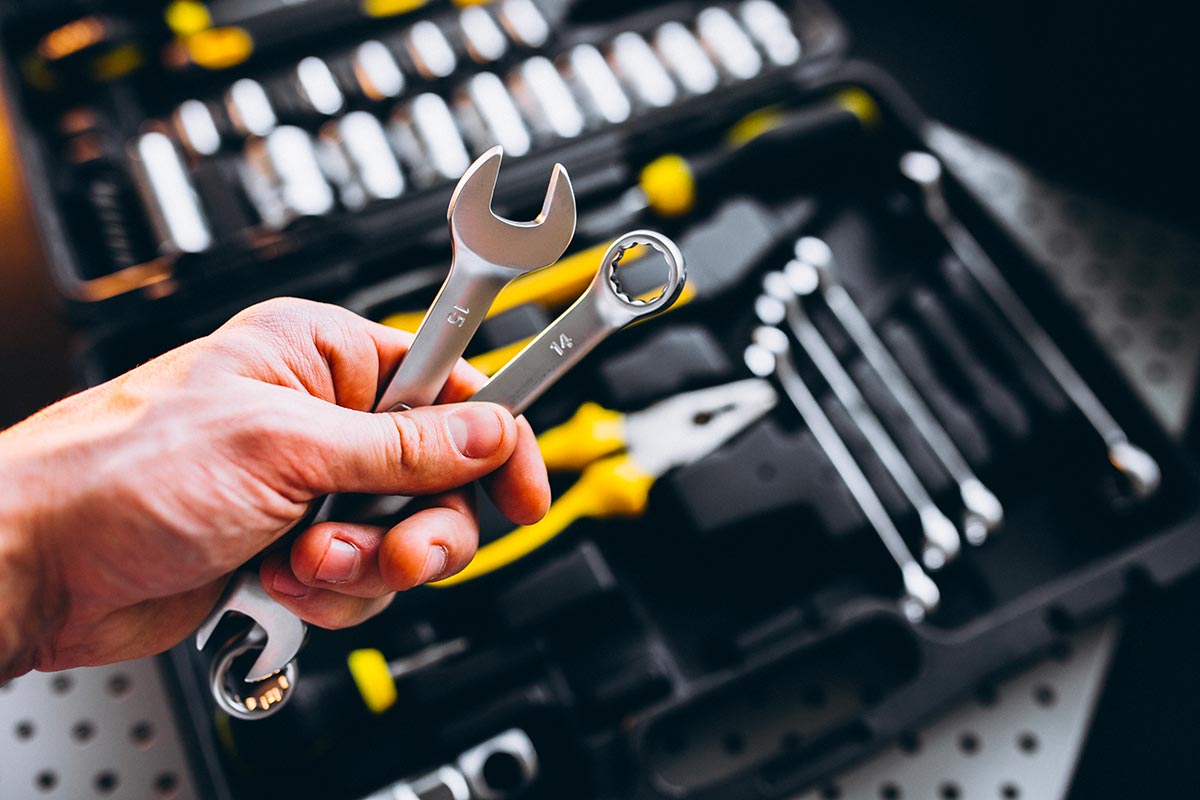Ensemble d'outils pour le remplacement d'une serrure de porte coulissante, comprenant tournevis et clés Allen