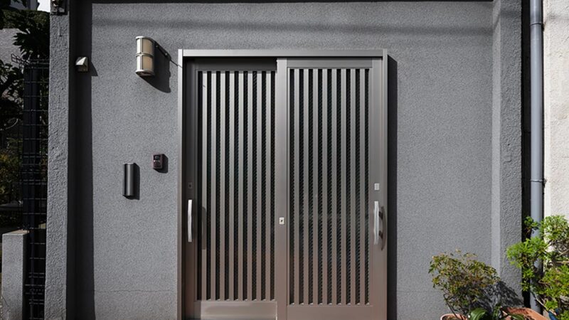 Comment installer une serrure sur une porte métallique ?