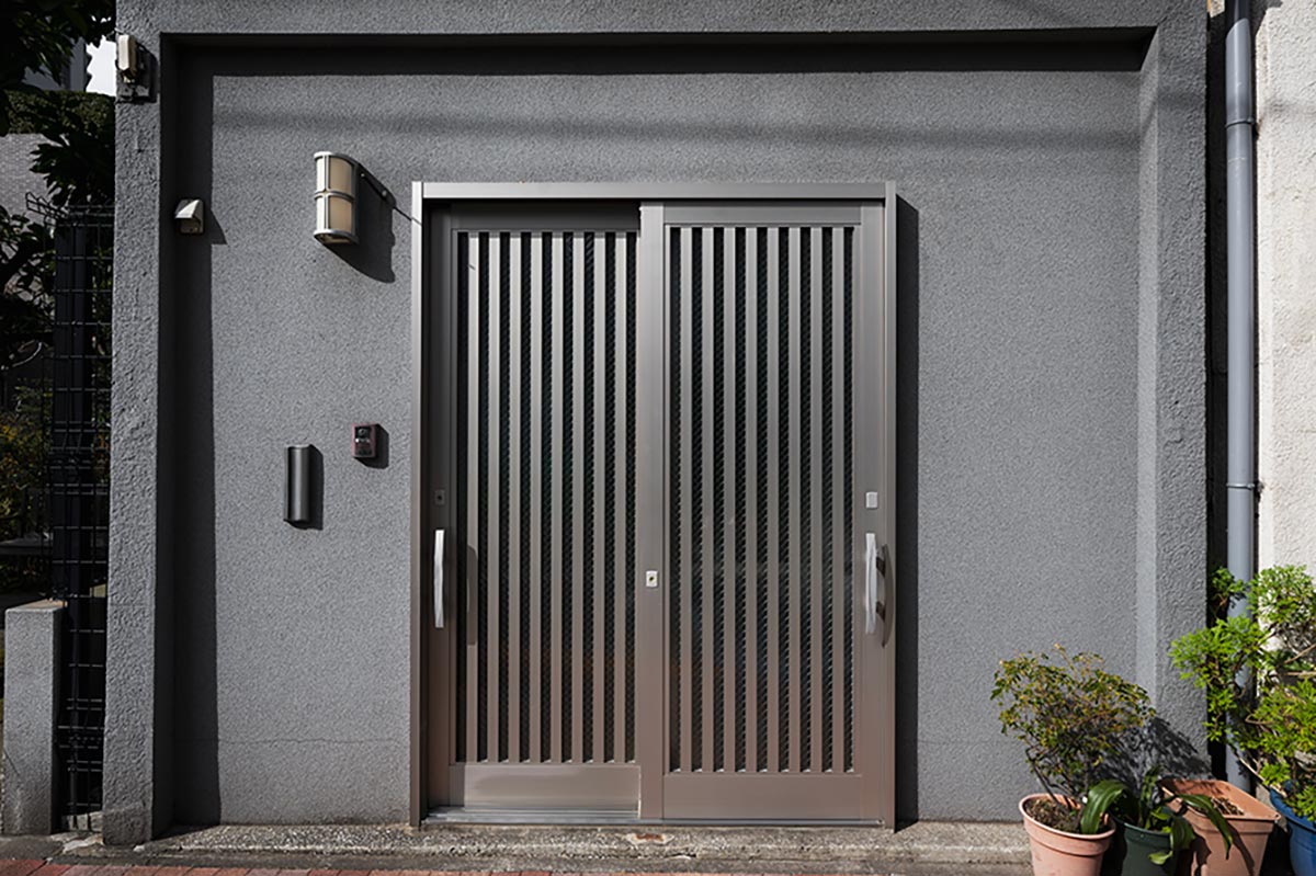 Comment installer une serrure sur une porte métallique ?