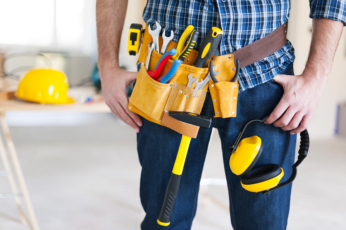 Ensemble d'outils pour démonter une serrure sans abîmer la porte, incluant tournevis et pinces