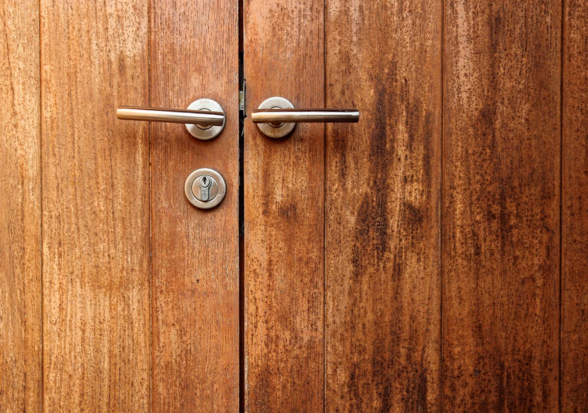 Comment installer une serrure sur une porte en bois ?