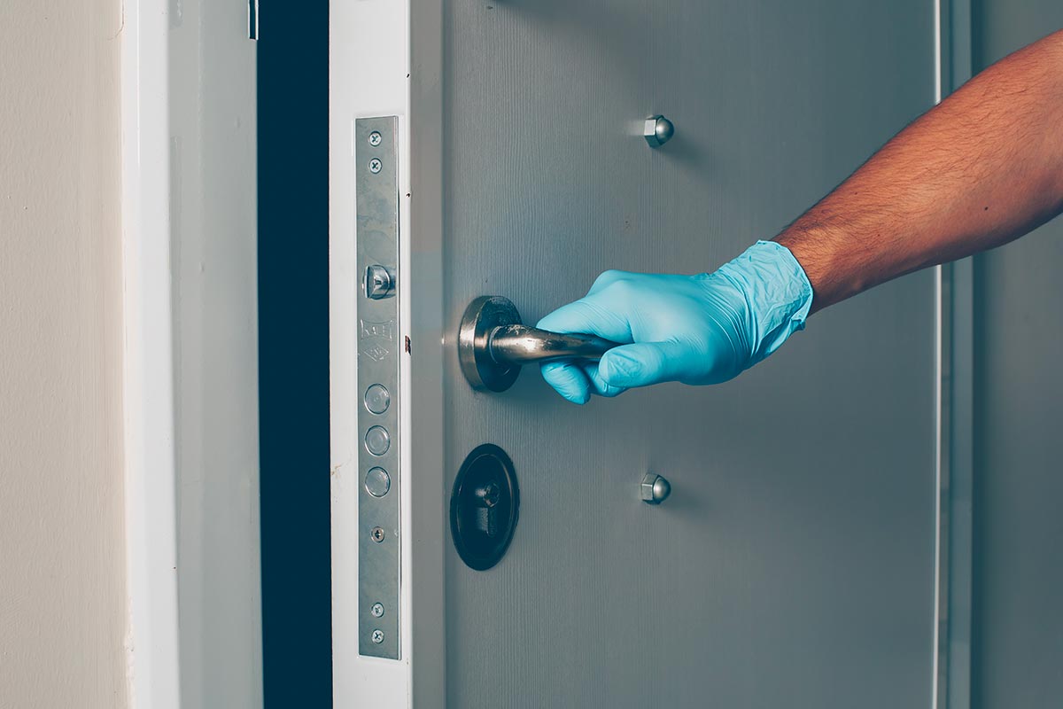 Comment démonter une serrure bloquée sans endommager la porte ?