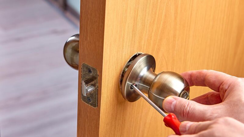 Comment installer une nouvelle serrure sur une porte d&rsquo;entrée ?