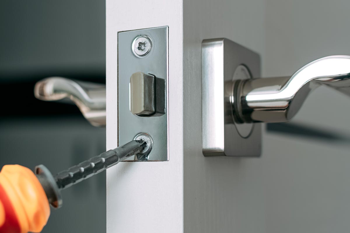 démonstration des techniques pour ouvrir une serrure sans clé avec outils adaptés