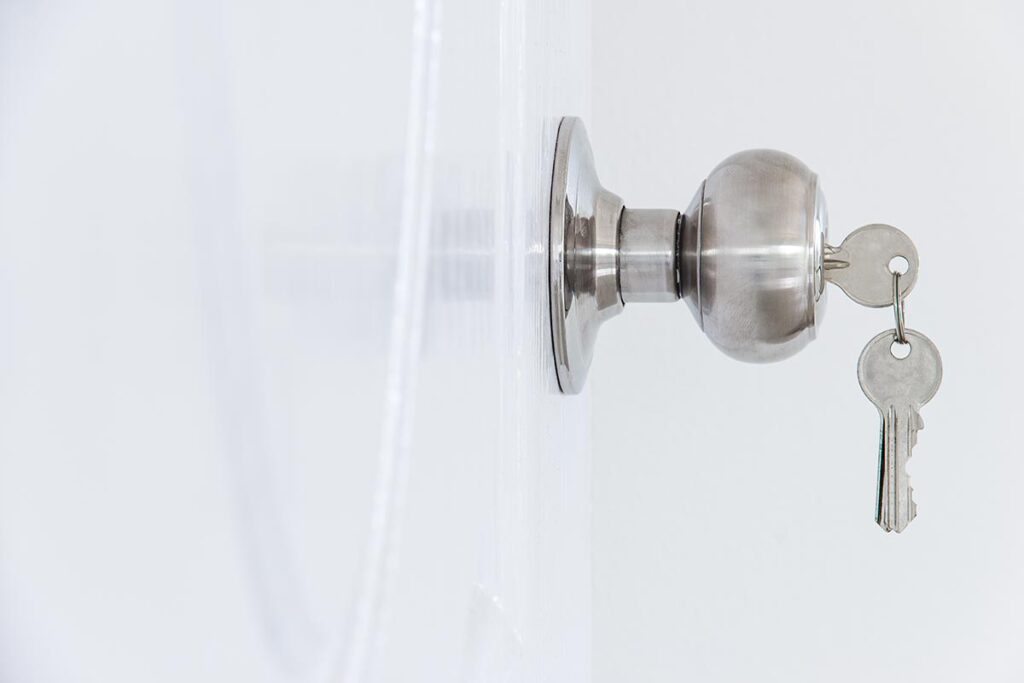processus de démontage d'une serrure sans clé avec outils de serrurier