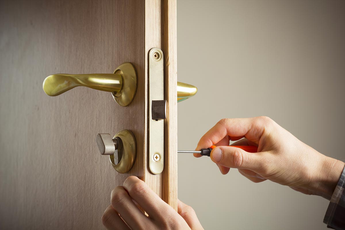 ensemble d'outils spécifiques pour le changement de serrure de porte de garage