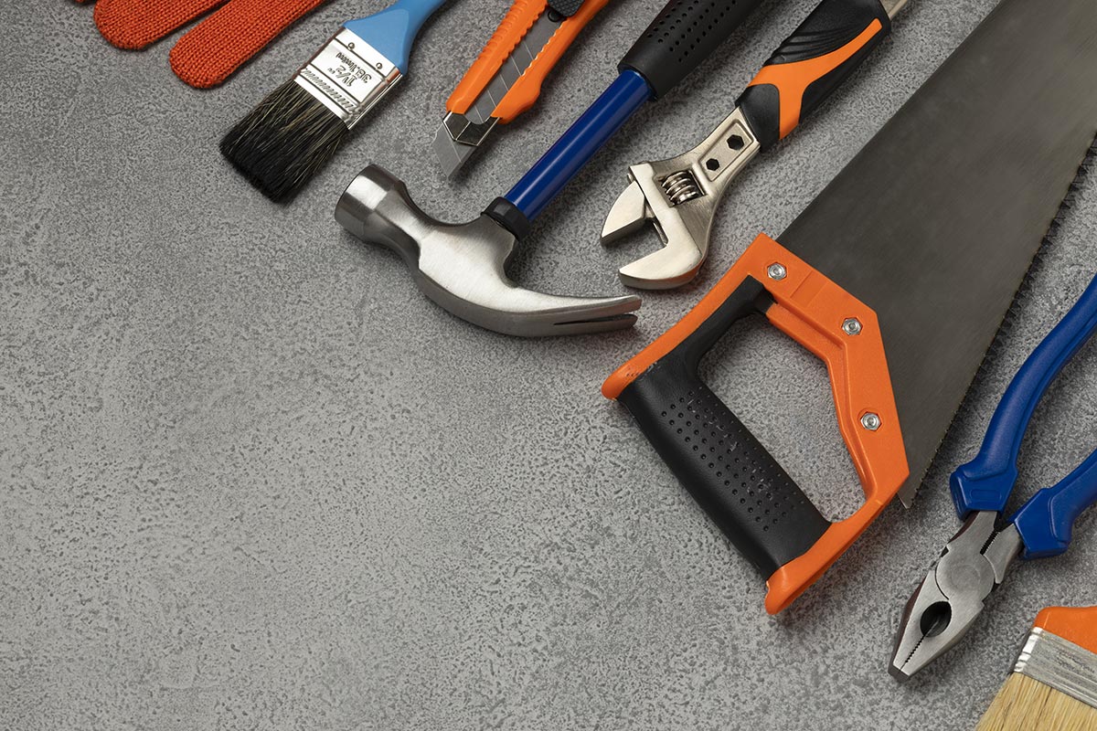 Assortiment d'outils pour changement de serrure, comprenant tournevis, pinces, et clés à molette